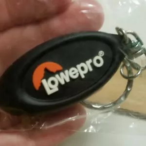 Lowepro Gummi schwenkbarer Schlüsselanhänger Kamera Objektiv Zubehör Fotograf Geschenk Vintage - Bild 1 von 6