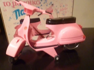 MUÑECA GRIEGA DE COLECCIÓN RARA BIBI-BO MOTO MUSICAL NUEVA SIN USAR EN CAJA POR EL GRECO AÑOS 80 - Imagen 1 de 9