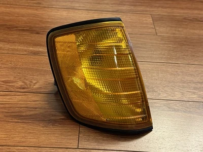 OEM 1987-1992 Mercedes-Benz W124 300E Front Right Passenger Corner Light Lamp - Image 1 of 4