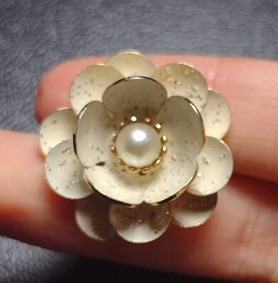 Pieza de collar flor blanca con pétalos en escamas de oro centro tono dorado Foto 1 de 4