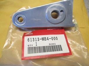 HONDA NOS/OEM LEFT HEAD LIGHT STAY EAR MOUNT VF 1100 C MAGNA 61313-mb4-000 - Imagen 1 de 2