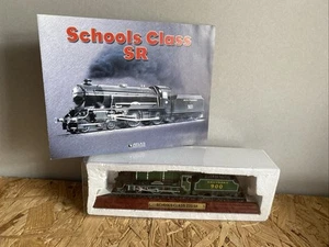 ATLAS EDITIONS SCHOOLS CLASS 220 SR LOCOMOTIVE ON WOODEN PLINTH STATIC MODEL - Picture 1 of 10