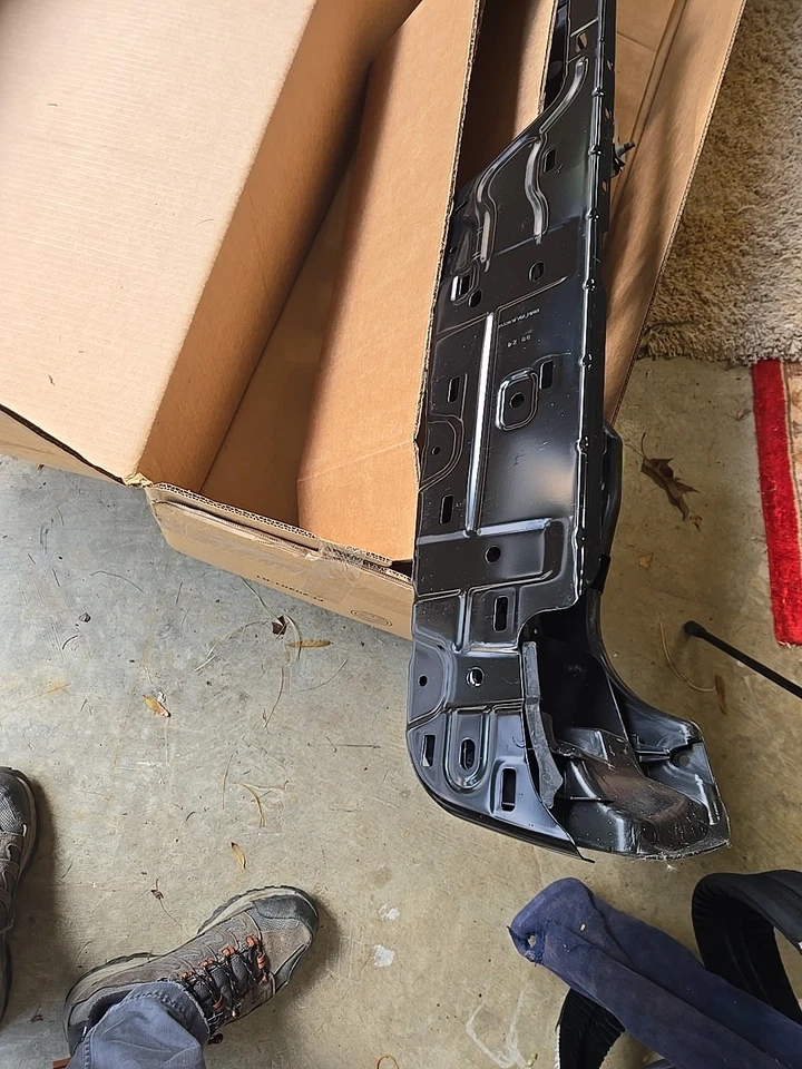 Barra frontal de parachoques trasero Nissan Titan 2020-2023. OEM. 85030-9fvoa Foto 1 de 4