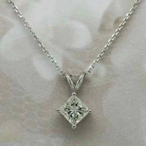 Colgante solitario moissanita corte princesa de 2,00 quilates acabado oro blanco de 14 k - Imagen 1 de 3