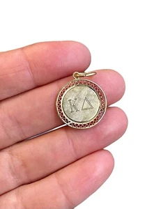 Dije colgante redondo con inscripción de oro amarillo macizo de 14 k vintage de 1 pulgada de largo 1,23 gramos - Imagen 1 de 10