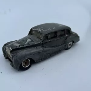 VINTAGE DINKY ROLLS-ROYCE SILVER WRAITH CAR for restoration - Picture 1 of 5