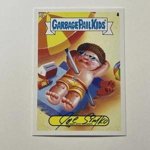Tarjeta autógrafa de Joe Simko Garbage Pail Kids Go On Vacation 2023 #4 Ser# 65/75 - Imagen 1 de 3