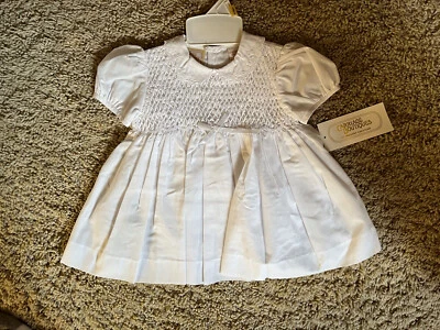NWT Carriage Boutique White smocked Dress size 6 m  Foto 1 de 4
