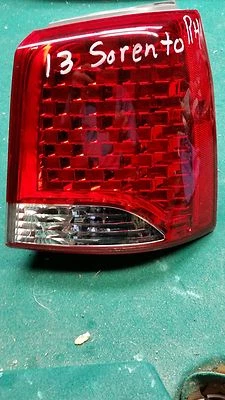 KIA SORENTO 2013 lámpara trasera derecha OEM  Foto 1 de 3
