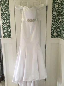 New David's Bridal SZ 10 White Fit & Flare Style WG9871 Off the Shoulder Sleeves - Picture 1 of 10