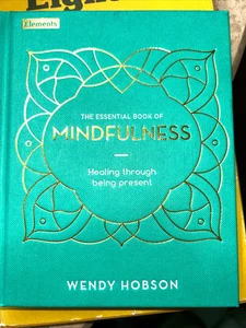 The Essential Book of Mindfulness: Healing Through Being Present by Wendy Hobson - Bild 1 von 6