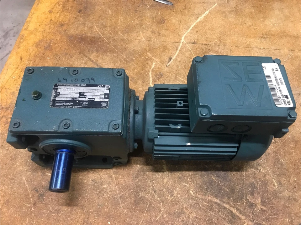 SEW-EURODRIVE 3/4HP GEAR MOTOR 1100 RPM 230/460  1-1/4” Shaft 37.9:1 Ratio - Image 1 of 4