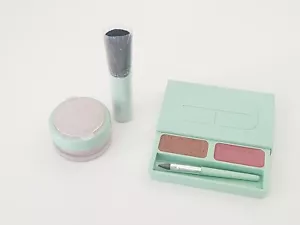 Clinique Glow Crazy Highlight Powder & Different Long Last Lipstick Duo Palette - Bild 1 von 5
