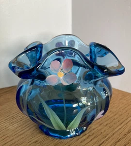 Jarrón Fenton Azul Volantes Rosa Cuenco 3.5" Firmado Flores Pintadas a Mano por M Wagner - Imagen 1 de 18