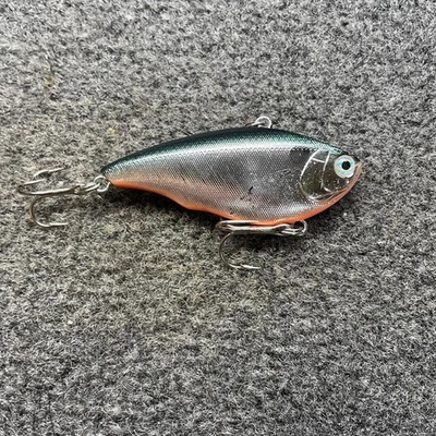 Yo-Zuri Arms Series Rattl'n Vibe Vintage Lipless Crankbait Lure 5/8oz Tennessee - Image 1 of 4
