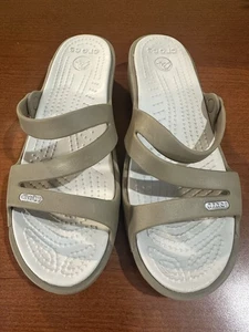 Crocs Patricia bequeme Damengröße 7 hellbraune Riemchen-Slipper Keilabsatz-Pantolette Sandale - Bild 1 von 7
