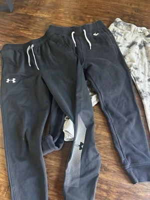 Paquete de joggers deportivos Under Armour para hombre y Abercrombie para niños Foto 1 de 4