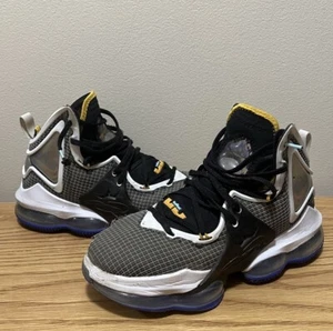 Nike CZ0203-002 LeBron 19 XIX ‘Graduate’ Black Gold Purple Basketball Shoes Sz 8 - Picture 1 of 11
