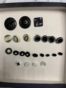 Vintage Kunststoff? Knöpfe schwarz, elfenbein und weiß - Bild 1 von 2
