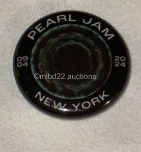 PEARL JAM - 4 settembre NYC MSG N2 2024 - PULSANTE PIN evento - materia oscura new york - Foto 1 di 1