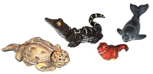 4 Bommelfiguren. Kopf und Schwanz wackeln bei Berührung. Hornkröte, Alligator + - Bild 1 von 3