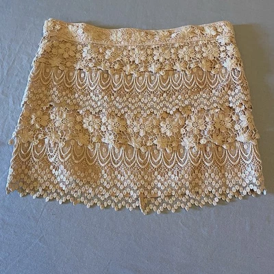 Minifalda American Eagle Outfitters para mujer con cremallera trasera superposición de encaje de ganchillo 6 Foto 1 de 4