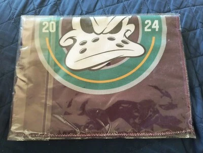 Toalha de dia 2024 Disneyland ANAHEIM Mighty DUCKS  - Imagem 1 de 2