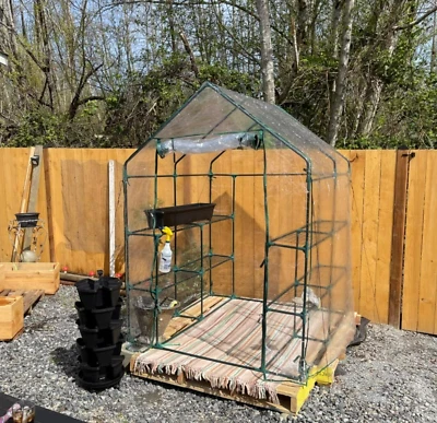 Invernadero - Caminar en invernadero con 8 estantes resistentes y cubierta de PVC interior exterior Foto 1 de 4