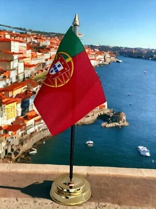 PORTUGAL TABLE FLAG 6"X4" 15cm x 10cm WITH FLAT GOLDEN BASE 25cm tall - Foto 1 di 1