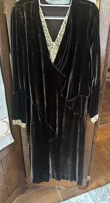 Vestido de terciopelo de seda marrón de la década de 1920 con solapa con dobladillo desigual Foto 1 de 4
