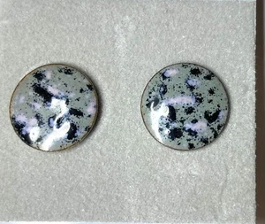 Hecho a mano, Pendientes Post Acabado Esmalte - Pequeño Redondo Verde Salvia con Negro - Imagen 1 de 4