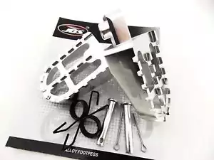 JUEGO DE ESTRIBERAS HONDA QR50 82-03 JBS PLATA CNC ALEACIÓN PALANQUILLA REPOSAPIÉS PAR - Imagen 1 de 6