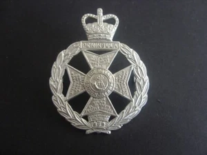 ROYAL GREEN JACKETS METAL CAP BADGE - BRITISH ARMY - RGJ VETERAN - Picture 1 of 3