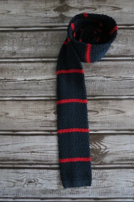 Gravata Polo Ralph Lauren azul marinho listra vermelha malha tecido gola quadrada - Imagem 1 de 4