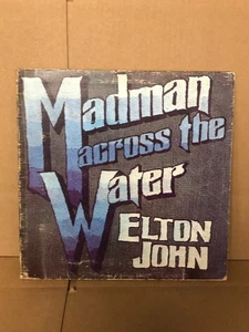 ELTON JOHN MADMAN ACROSS THE WATER W/BOOKLET RECORD VINYL MADE IN ENGLAND - Imagen 1 de 11