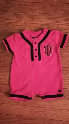 *复古* Team Starter IU 印第安纳连身裤红色和黑色,尺寸 3-6 Mos,漂亮刺绣 — 第 1/4 张图片