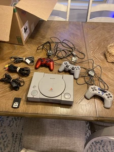 Console Playstation 1 con 3 telecomandi e memory card - Foto 1 di 14