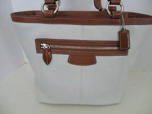 Borsa Coach bianca in pelle con ciottoli e cerniera Penelope marrone - Foto 1 di 17