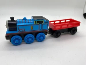 Thomas the Train, wooden railway engine with cargo car - Picture 1 of 9