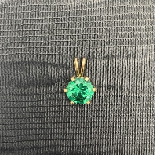UNDERCOVER Ciondolo smeraldo verde simulato taglio tondo 1 5 ct oro giallo pieno prezzo al dettaglio consigliato $42