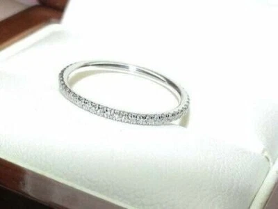 Alianza de boda redonda de diamantes simulados de 1,00 quilates enchapada en oro blanco de 14 k Foto 1 de 2