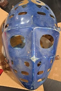 RARA MASCHERA GOALIE HOCKEY SU GHIACCIO VINTAGE ANNI '70 dipinta bianca cinturini in pelle blu - Foto 1 di 11