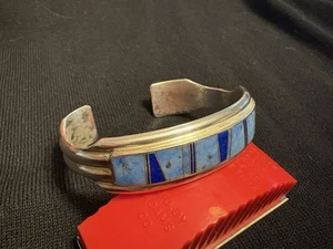 Bracciale in argento sterling blu scuro e denim lapislazzuli intarsiato, di Antonio Yazzie - Foto 1 di 7
