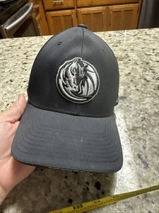 Cappello Dallas Mavericks nero emblema NBA Adidas aderente taglia unica - Foto 1 di 8