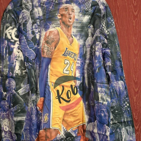 KOBE BRYANT LIGHTWEIGHT SWEATSHIRT HOODIE LONG SLEEVE #24 BASKETBALL NWOT Cover