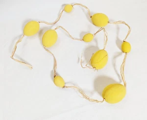 2 Eierketten aus Bast mit gelben Keramikeiern – Osterdekoration 🐣🌿 - Bild 1 von 4