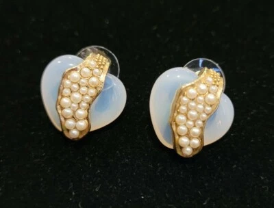 Pendientes 1928 Jewelry Company tono dorado vidrio rosa en forma de corazón imitación perla poste Foto 1 de 4