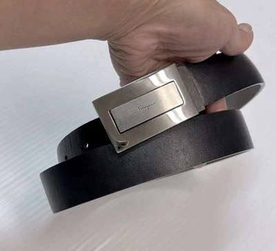 Cinturón reversible Salvatore Ferragamo cuero negro/gris logotipo corte a medida. Foto 1 de 4