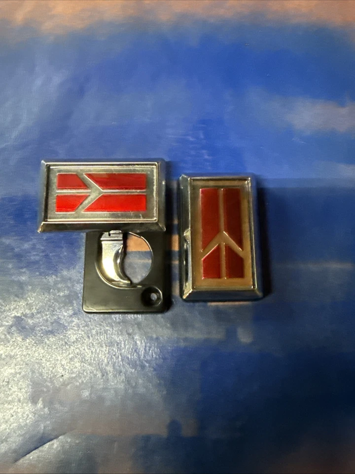 Oldsmobile Emblema Delta 88 Cerradura Cubierta Emblema De Colección GM Nuevo Antiguo Stock Foto 1 de 1