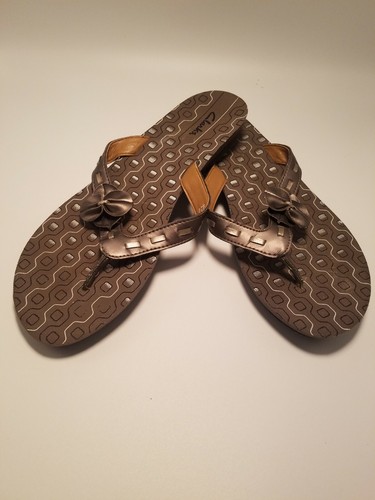Sandali donna Clarks ecopelle argento tanga con accenti di fiori taglia 9M